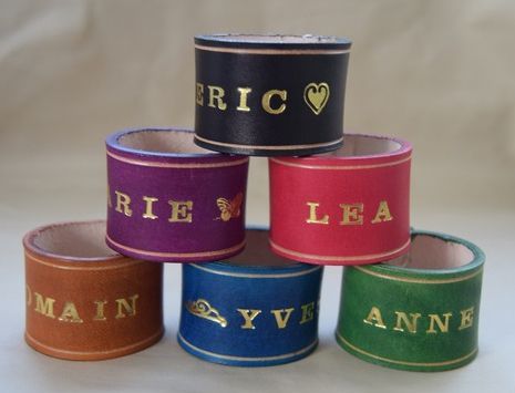 Fabrico de pulseiras de couro gravadas 