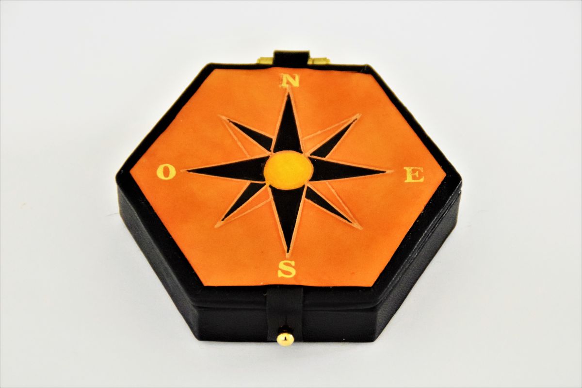 relógio de sol de bolso todo em pele