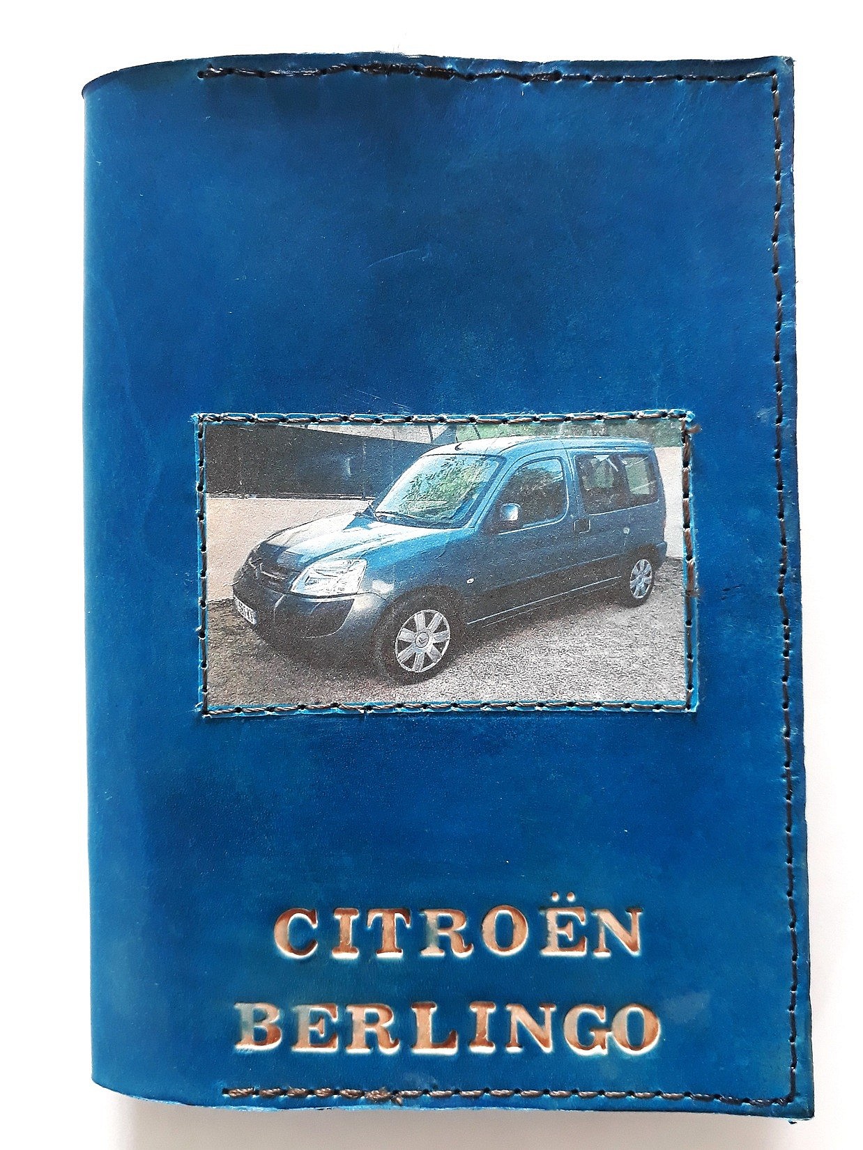 Porte-papiers de voiture artisanal en cuir marron personnalisable.